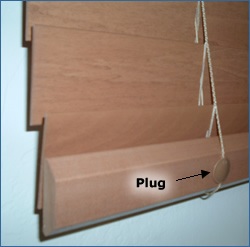 Bottom rail plugs on horizontal blinds